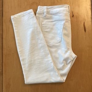 White straight/slim white pants/ankle/capri w/stretch. 10. Inseam 26 1/2